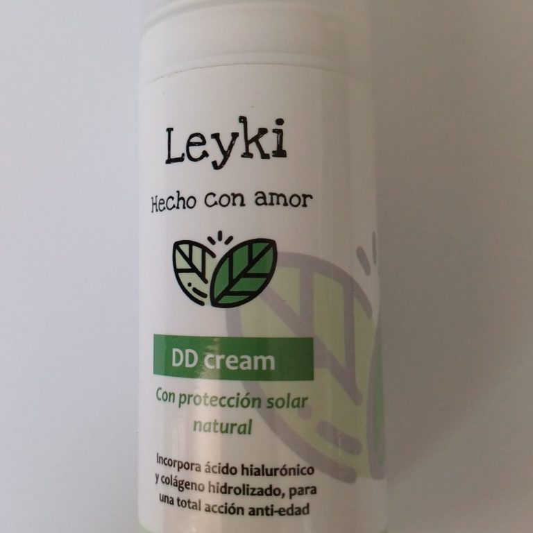 DD Cream Leyki con pigmentos naturales, ácido hialurónico y protección solar natural.