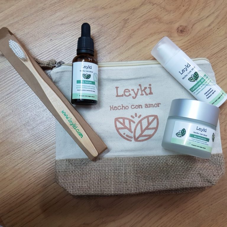 Conjunto de productos de cuidado personal (bio sérum facial, contorno de ojos, crema bio hidratante Leyki) con bolsa de tela reciclada.